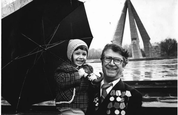 Alexei Marinat cu nepoata Nicoleta 1987_foto_Arhiva personală_Andrei Marinat