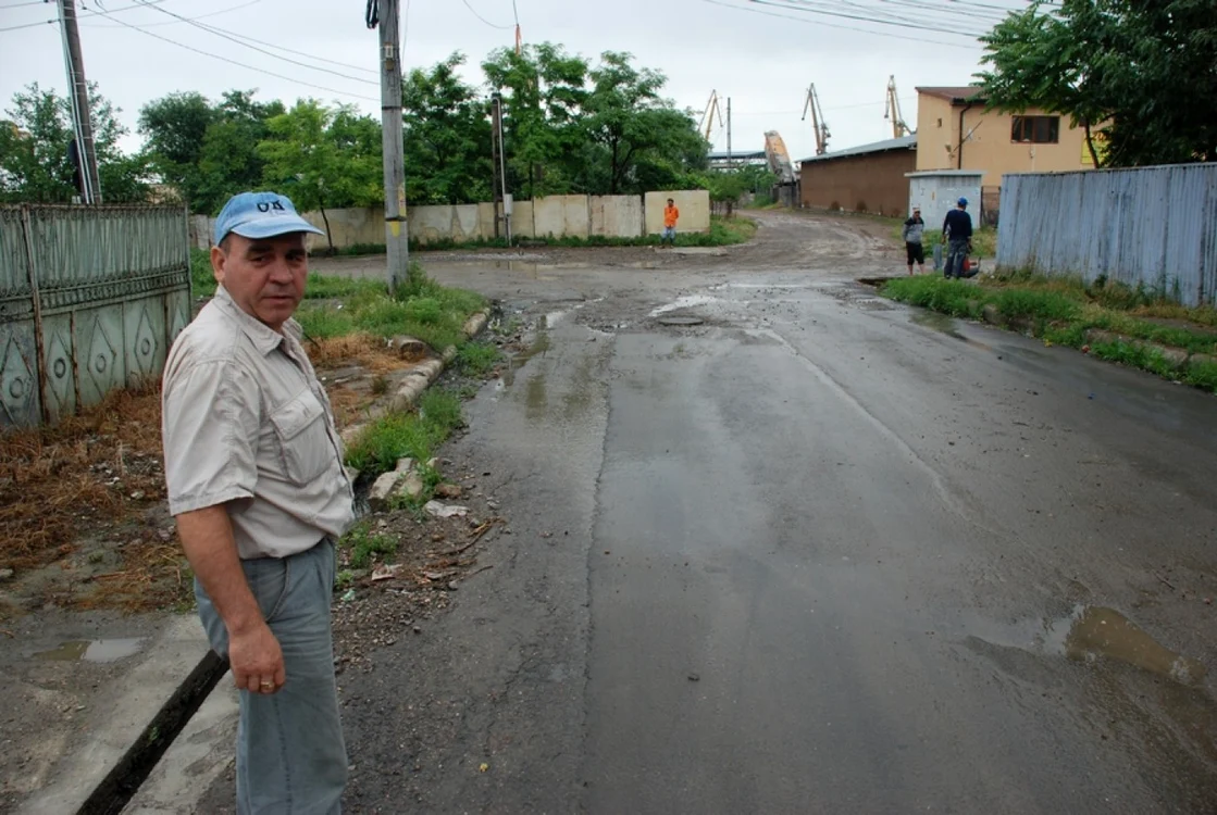 Locatarii Vadului Olangeriei se gândesc cu groază că urmează zile caniculare şi nu vor mai putea respira din cauza mirosului  FOTO Florentin Coman