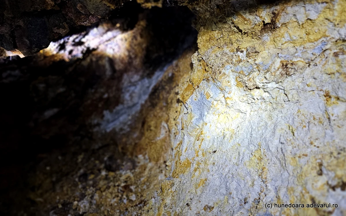 Interiorul unei mine de aur. Foto: Daniel Guță