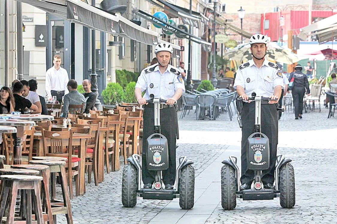 Poliţiştii locali patruleazăpe  “trotinetele” electrice doar când nu  este multă lume în Centrul Istoric