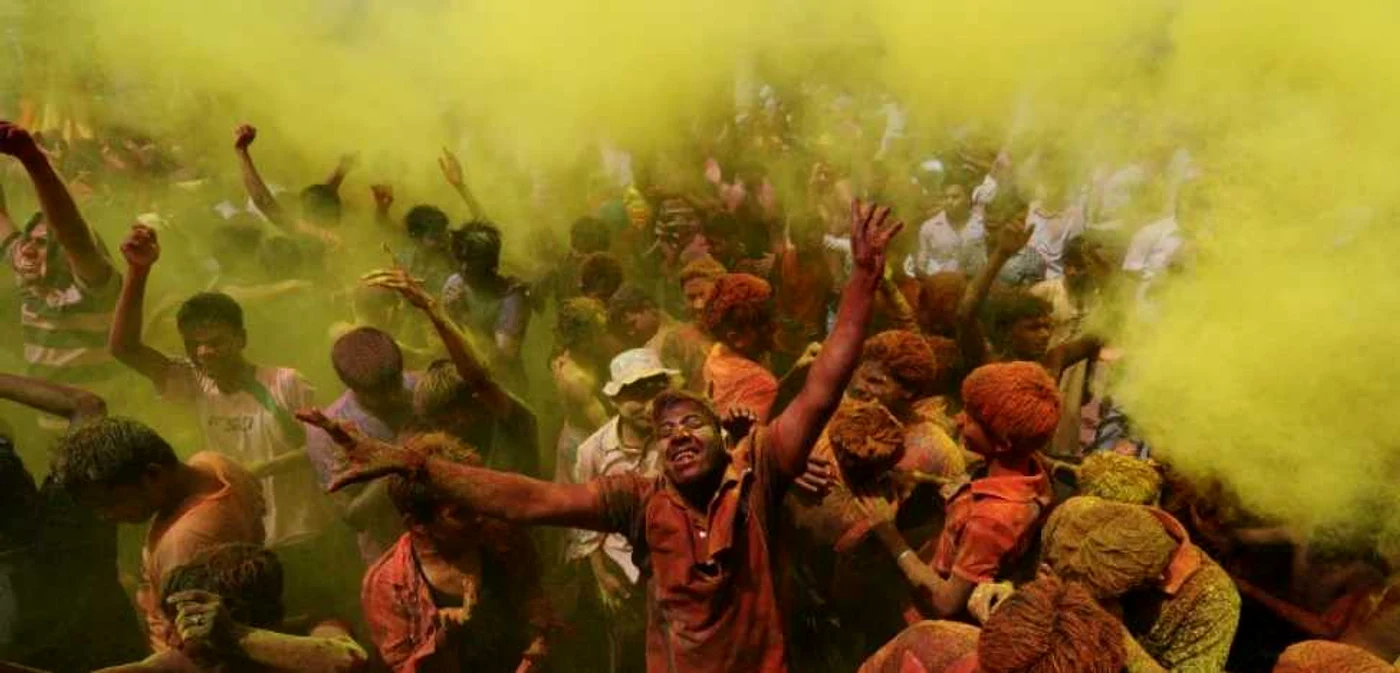 În India, primăvara este întâmpinată aşa cum se cuvine. Culorii vii ale acestui anotimp se impregnează în oamenii locului FOTO AFP