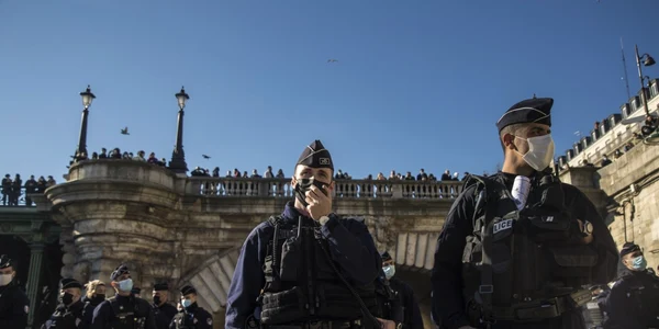 Poliţia franceză supraveghează respectarea distanţării sociale în Paris FOTO EPA-EFE