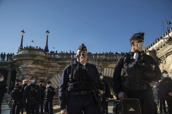 Poliţia franceză supraveghează respectarea distanţării sociale în Paris FOTO EPA-EFE