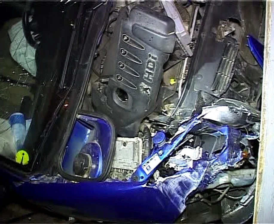 Accidentul s-a soldat cu distrugere maşinii. FOTO: NICOLETA BUTNARU