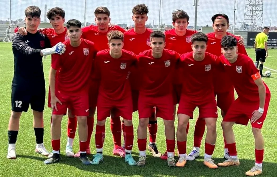 Sorin Florin Nazîru (primul din stânga, cu numărul 12) Foto: Facebook AcademiaDeFotbalCSDinamo