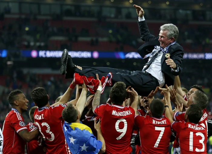 Heynckes a fost purtat pe braţe de jucătorii lui Bayern Munchen după câştigarea Ligii Campionilor