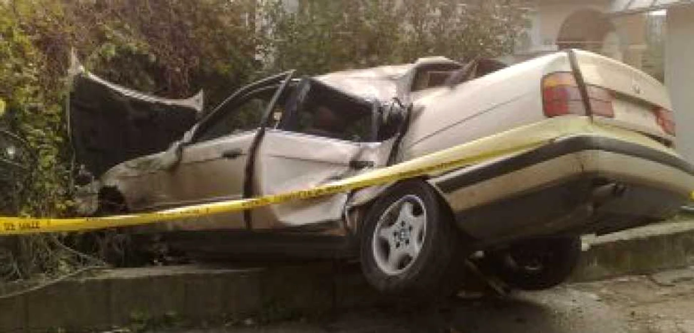 Piteşti: A plonjat cu maşina într-o gospodărie şi a rupt ţeava de gaze