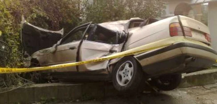 Piteşti: A plonjat cu maşina într-o gospodărie şi a rupt ţeava de gaze
