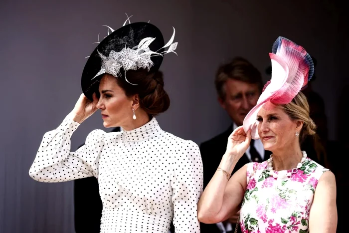 Royal Ascot, Prințesa de Wales în stânga, Ducesa Sophie în dreapta