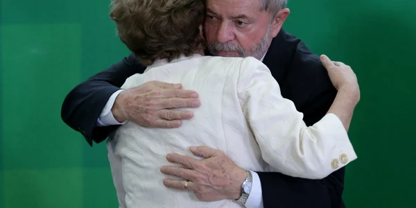 Preşedintele Dilma Rousseff şi fostul preşedinte Luiz Inacio Lula da Silva se îmbrăţişează în timpul unei ceremonii în care Lula da Silva depune jurământul de investire în funcţia de ţef al cancelariei prezidenţiale la platul prezidenţial Planalto în