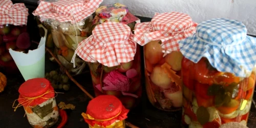 Cămara de Iarnă vă aşteaptă cu bunătăţi în Cetatea Braşovului