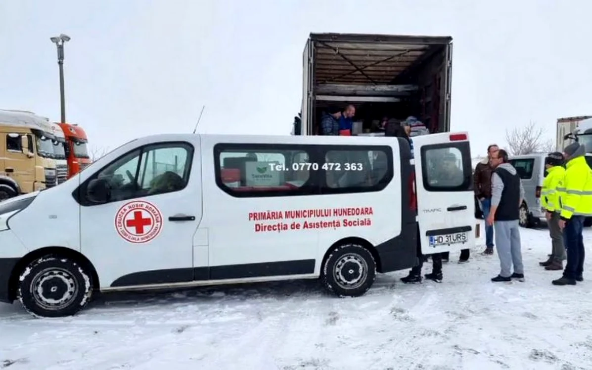 Un microbuz cu medicamente a fost trimis spitalului de pediatrie din Cernăuţi. Foto: Primăria Hunedoara