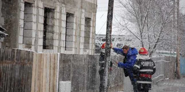 Pompierii şi lucrătorii de la Romtelecom au sprijinit stâlpul de pe strada Petre Liciu, de teamă ca aceasta să nu se prăbuşească