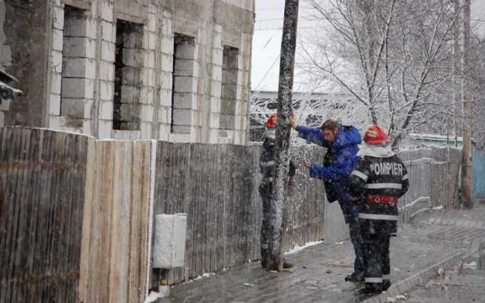 Pompierii şi lucrătorii de la Romtelecom au sprijinit stâlpul de pe strada Petre Liciu, de teamă ca aceasta să nu se prăbuşească