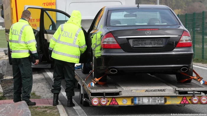 Control al vameşilor germani în parcarea unei autostrăzi