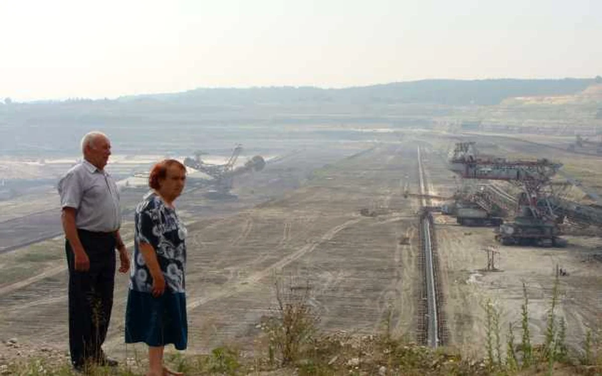 În această groapă imensă, lângă excavatoarele uriaşe, va filma Nicolas Cage