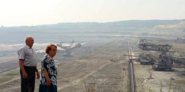 În această groapă imensă, lângă excavatoarele uriaşe, va filma Nicolas Cage