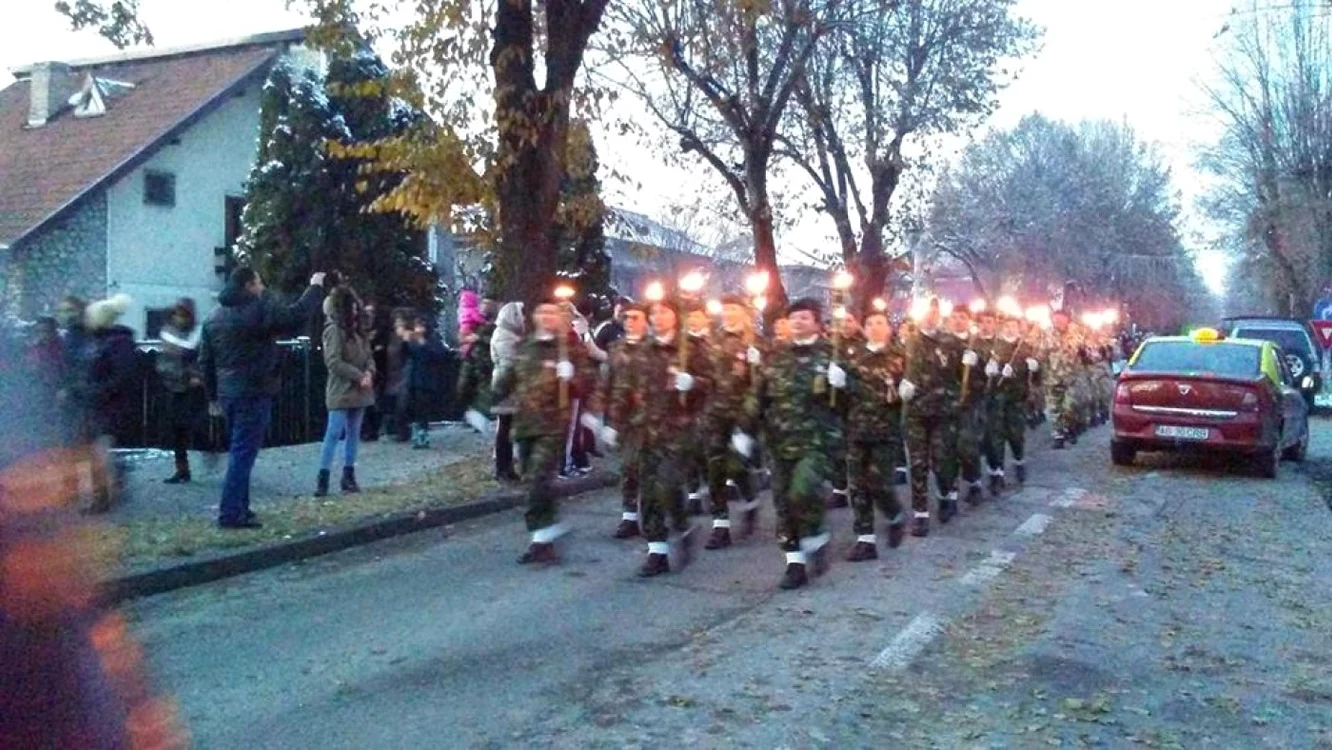 De 1 Decembrie, la Curtea de ArgeÅ, oamenii au mers cu flori la mormintele regale, iar la Mioveni, un paraÅutist a coborÃ¢t tricolorulÂ din Ã®naltul cerului