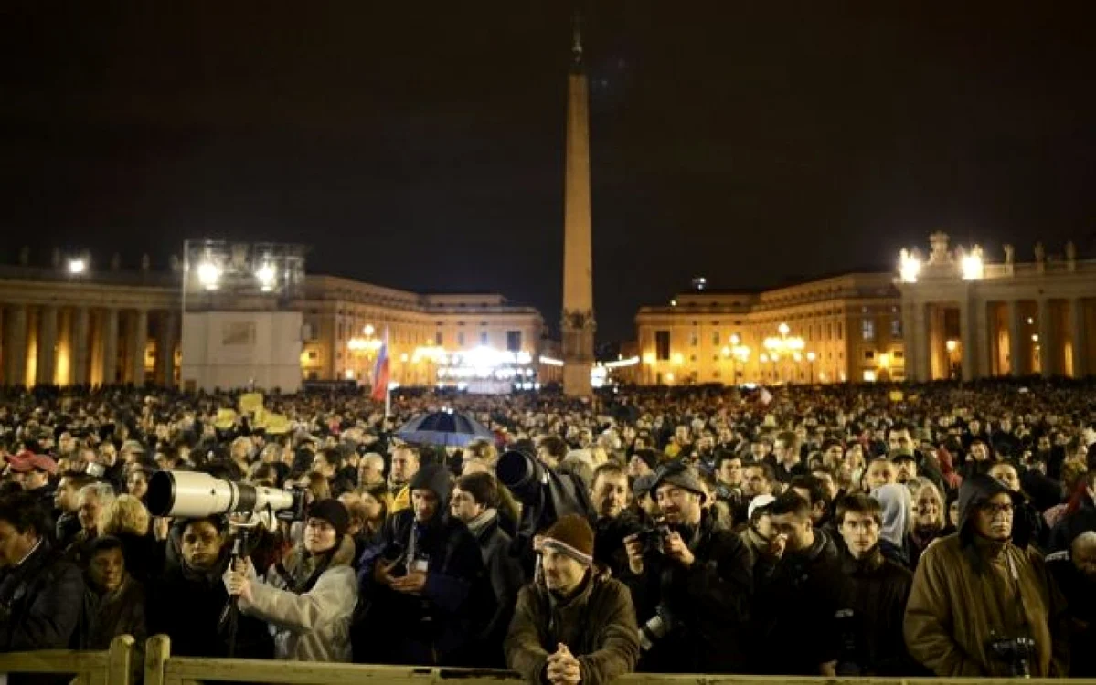 Mii de credincioşi se vor aduna sâmbătă noapte în Piaţa Sfântul Petru din Roma pentru a celebra Paştele Catolic