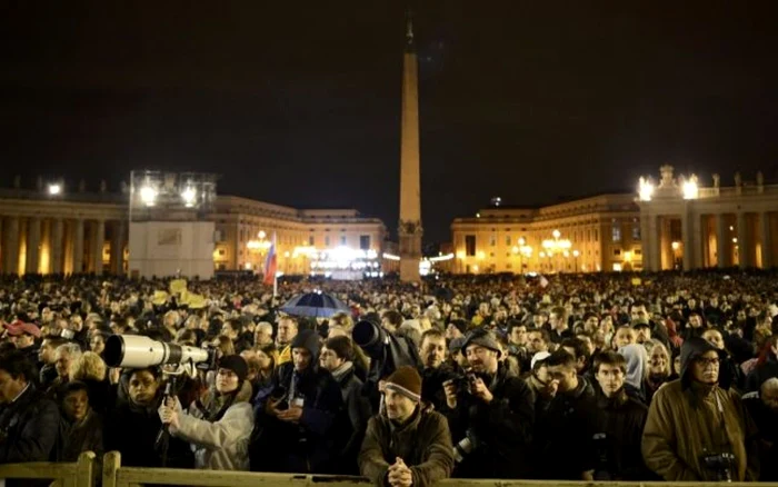 Mii de credincioşi se vor aduna sâmbătă noapte în Piaţa Sfântul Petru din Roma pentru a celebra Paştele Catolic