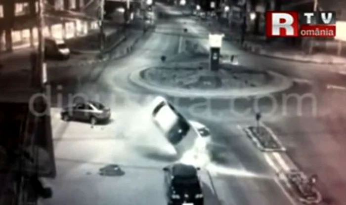 
    Accidentul a fost surprins de camerele de supraveghere (Foto: RTV)  