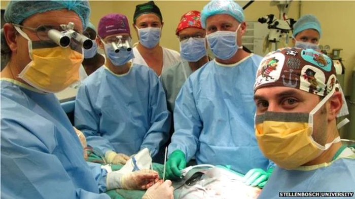 
    Echipa de chirurgi care a făcut transplantulfoto: BBC  