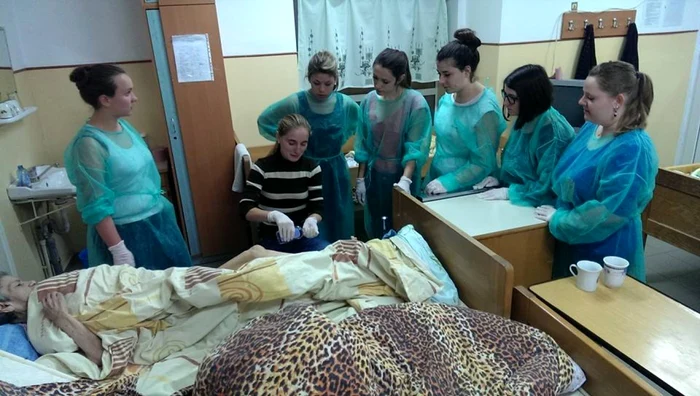 Lecţia de kinetoterapie, la Căminul de bătrâni Al. Marghiloman