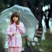Copil cu umbrela - furtuna - ploaie FOTO Shutterstock