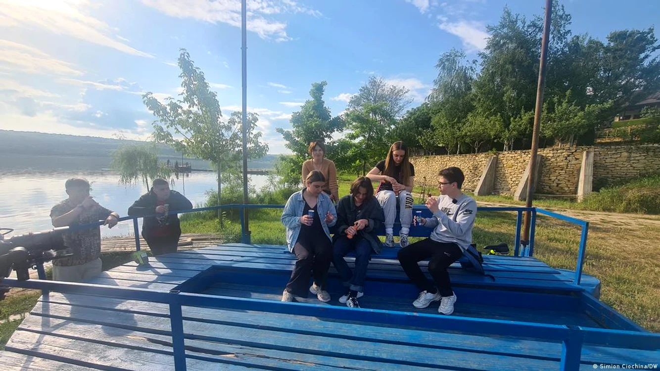 Tinerii din Cocieri, într-o barcă la Nistru