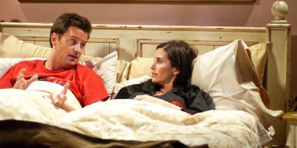 Matthew Perry si Courteney Cox in sezonul 10 din serialul Friends FOTO Profimedia