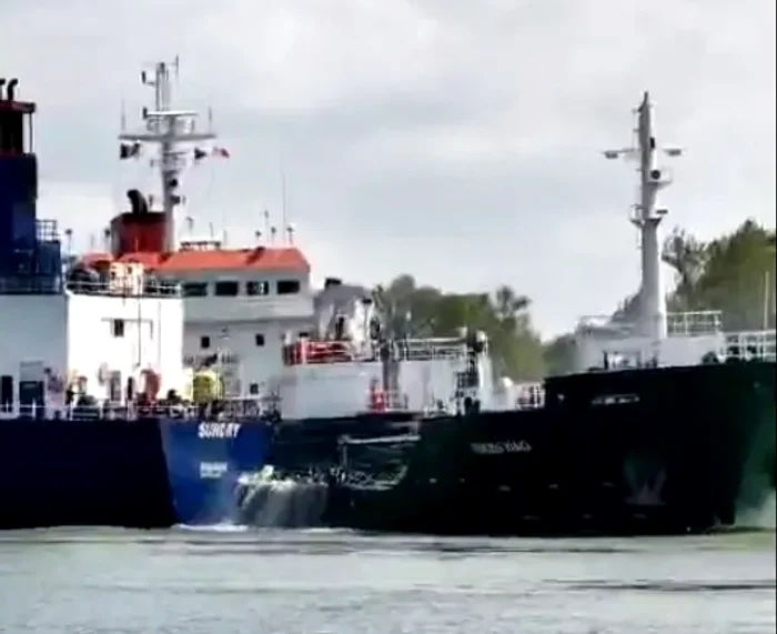 Două cargouri s-au ciocnit pe canalul Sulina FOTO: Captura video