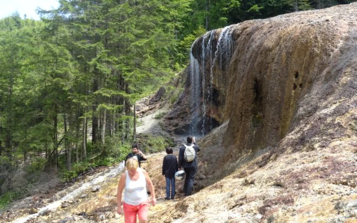 Cascada Urlătoarele este locul în care poţi merge pe apă FOTO Adevărul