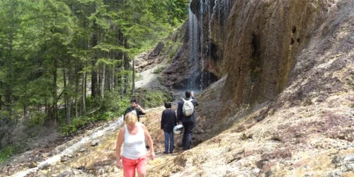 Cascada Urlătoarele este locul în care poţi merge pe apă