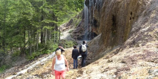 Cascada Urlătoarele este locul în care poţi merge pe apă