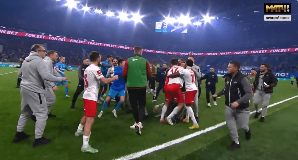 Bătaie generală la un derby din Cupa Rusiei. S-a lăsat cu 10 cartonașe galbene și șase roșii VIDEO