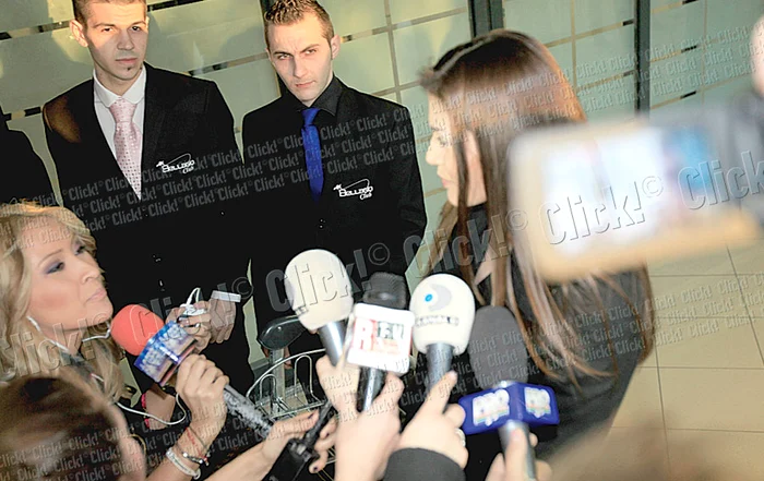 Irina şi Monica ies fericite  de la petrecerea care a  avut loc la piscina „World  Class Center” din Pipera