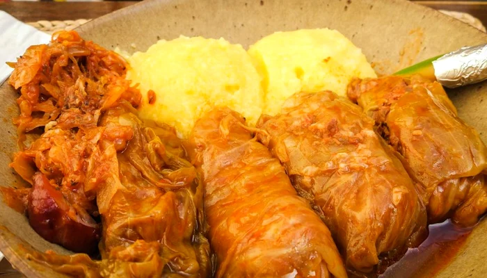 
    Sarmalele nu lipsesc de pe mesele românilor de Crăciun sau de Paștefoto: Shutterstock  