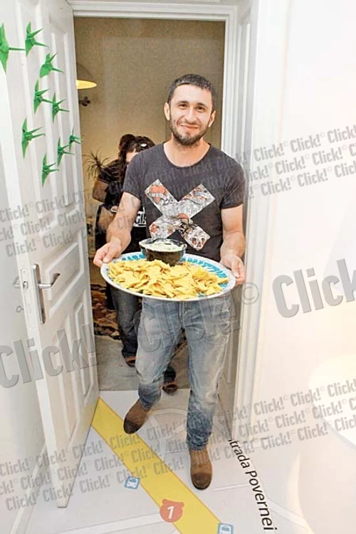 Dragoş a fost îndrumat în  bucătărie prin video call  de soţia lui, Dana Nălbaru (Fotografii: Roberto Sălceanu)