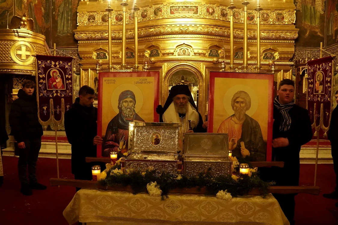 Raclele cu moaștele Sf. Andrei și Damaschin