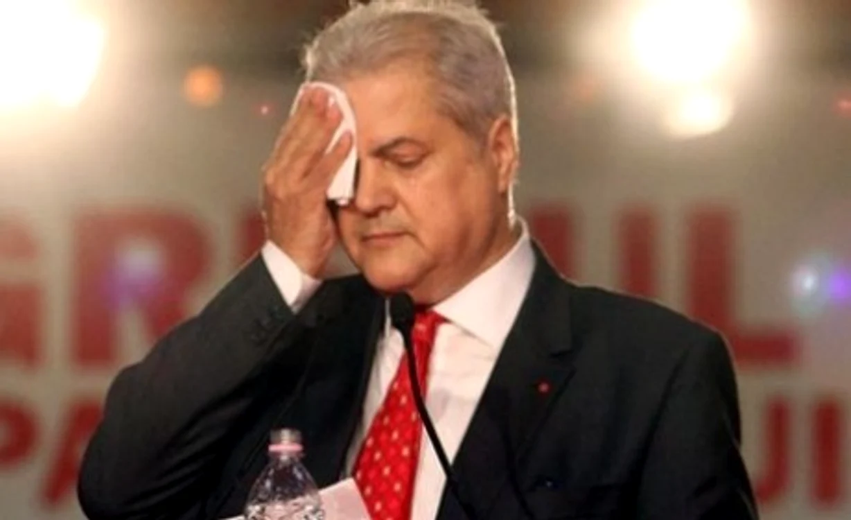 Adrian Năstase, în curtea casei sale, pregătește capcane pentru dăunători: cd-urile, legate cate două, se atârnă în copaci, iar la orice adiere de vaânt, ar trebui să sperie graurii
