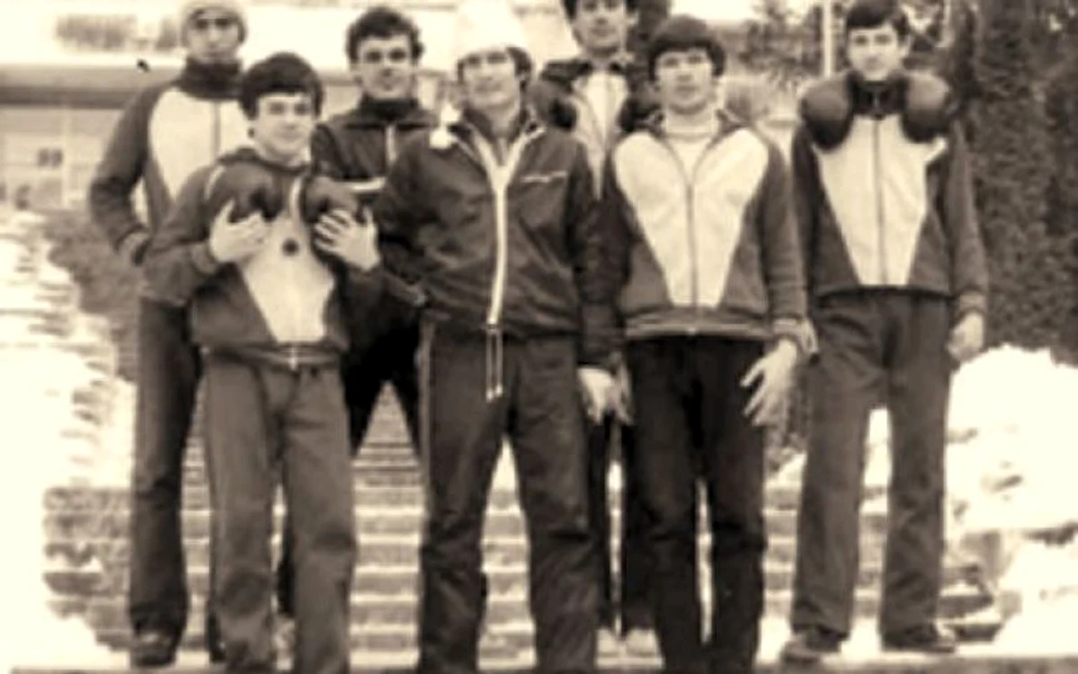 Doroftei (primul din stânga jos), la 15 ani, alături de colegi