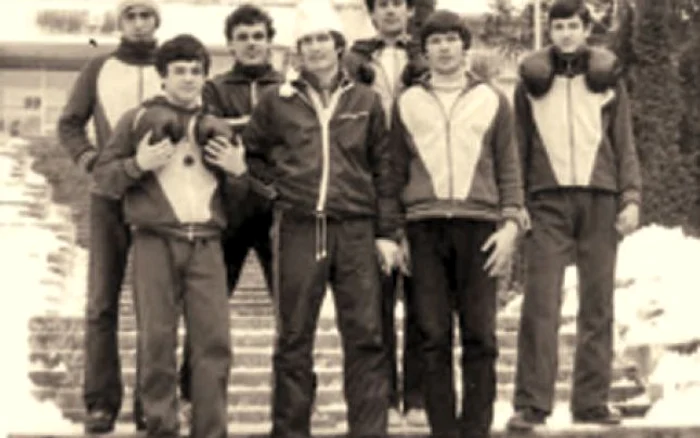Doroftei (primul din stânga jos), la 15 ani, alături de colegi