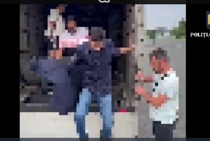 Migranții au fost găsiți în podeaua unui TIR FOTO captură video BCCO Alba Iulia