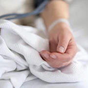 femeie batrana in spital foto pexels Engin Akyurt png