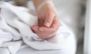 femeie batrana in spital foto pexels Engin Akyurt png