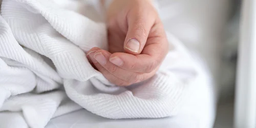 femeie batrana in spital foto pexels Engin Akyurt png
