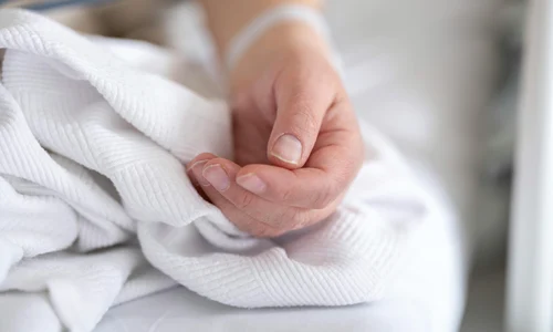 femeie batrana in spital foto pexels Engin Akyurt png