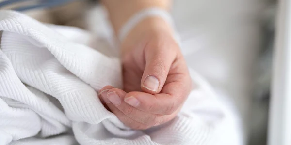 femeie batrana in spital foto pexels Engin Akyurt png