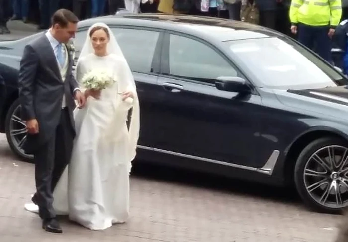 Buchetul miresei este din trandafiri și lăcrămioarefoto: captură