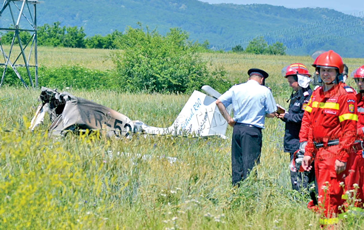 Avionul de mici dimensiuni participa la prima ediţie a show-ului aviatic  Băneşti Fly-In, eveniment care a început  sâmbătă pe aerodromul din localitate  şi la care au participat zeci de avioane,  planoare, motodeltaplane